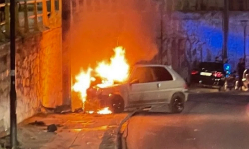 Νέα Φιλαδέλφεια: Αυτοκίνητο καρφώθηκε σε κολώνα και έπιασε φωτιά (Εικόνες)